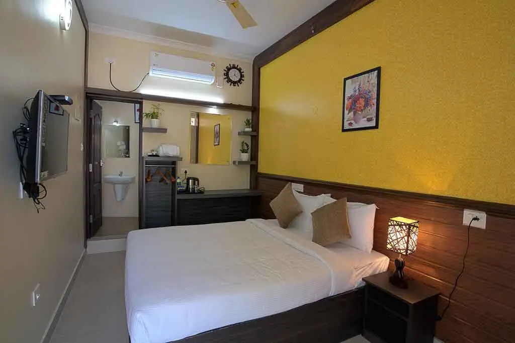 Wooden style deluxe room Kochi hotel